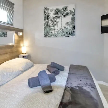 Stunning In With 1 Bedrooms And Wifi *